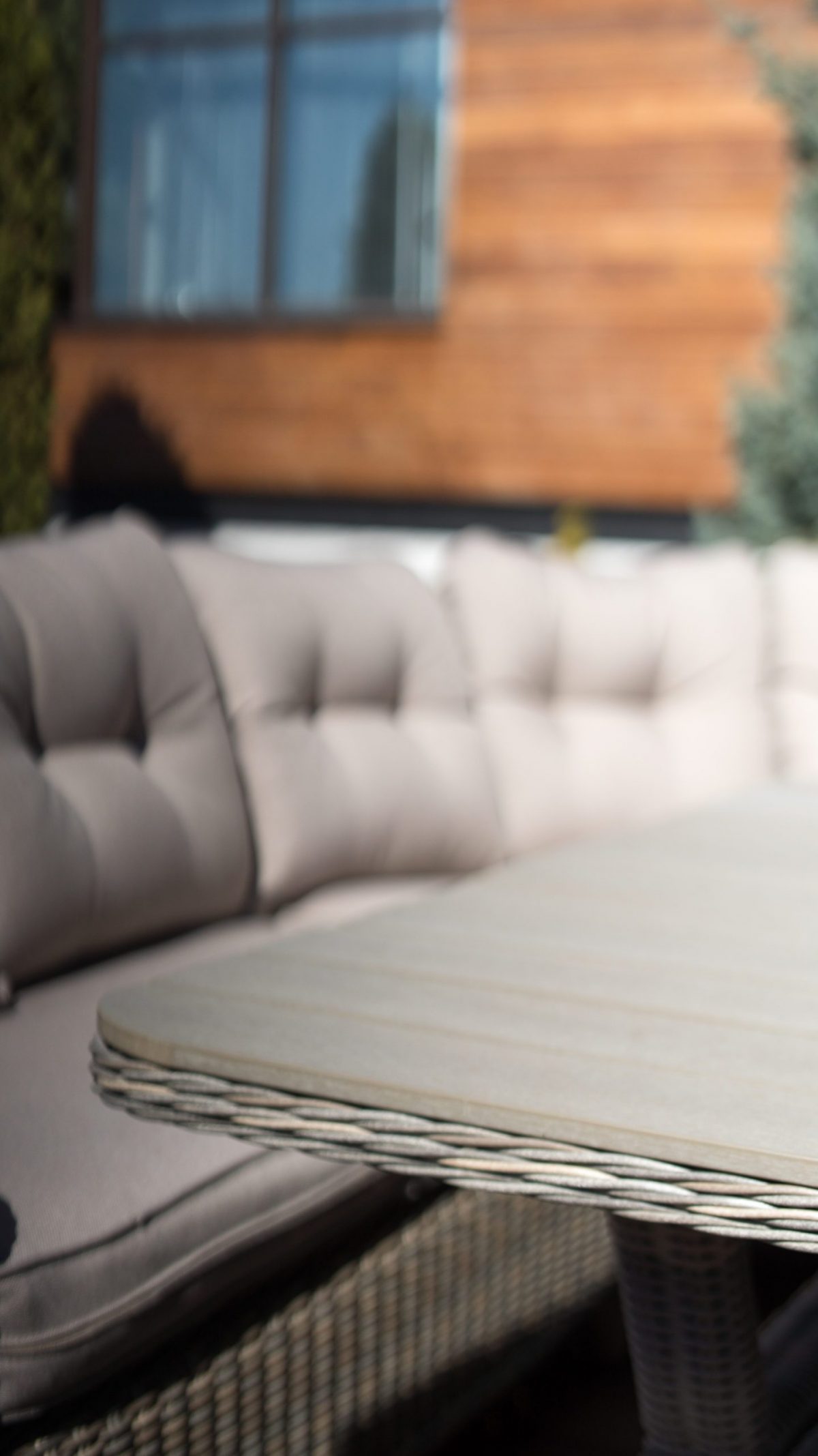 Угловой комплект дачной мебели СОРРЕНТО из плетеного ротанга (с темно-серыми подушками)